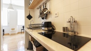 Apartment, 3 Bedrooms, Kitchen | Dapur peribadi | Pembancuh kopi/teh, peti sejuk, ketuhar gelombang mikro, ketuhar 