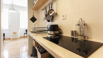 Appartement, 3 slaapkamers, keuken | Privékeuken | Een koelkast, een magnetron, een oven, een kookplaat
