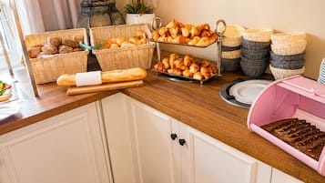Daily buffet breakfast for a fee