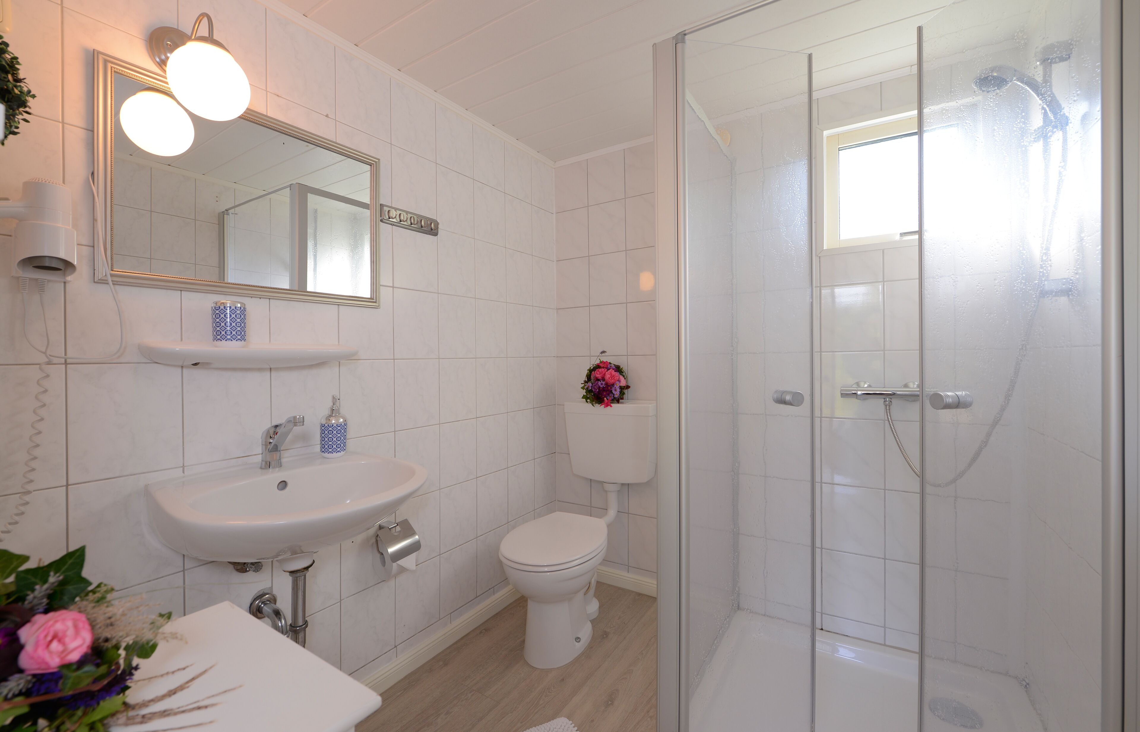 Ein Badezimmer mit Waschbecken, Toilette und Duschkabine.