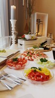 Una mesa de buffet con distintos alimentos y utensilios.