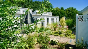 A white house with a garden in front. - Hotelanlage Tarnewitzer Hof (Boltenhagen)