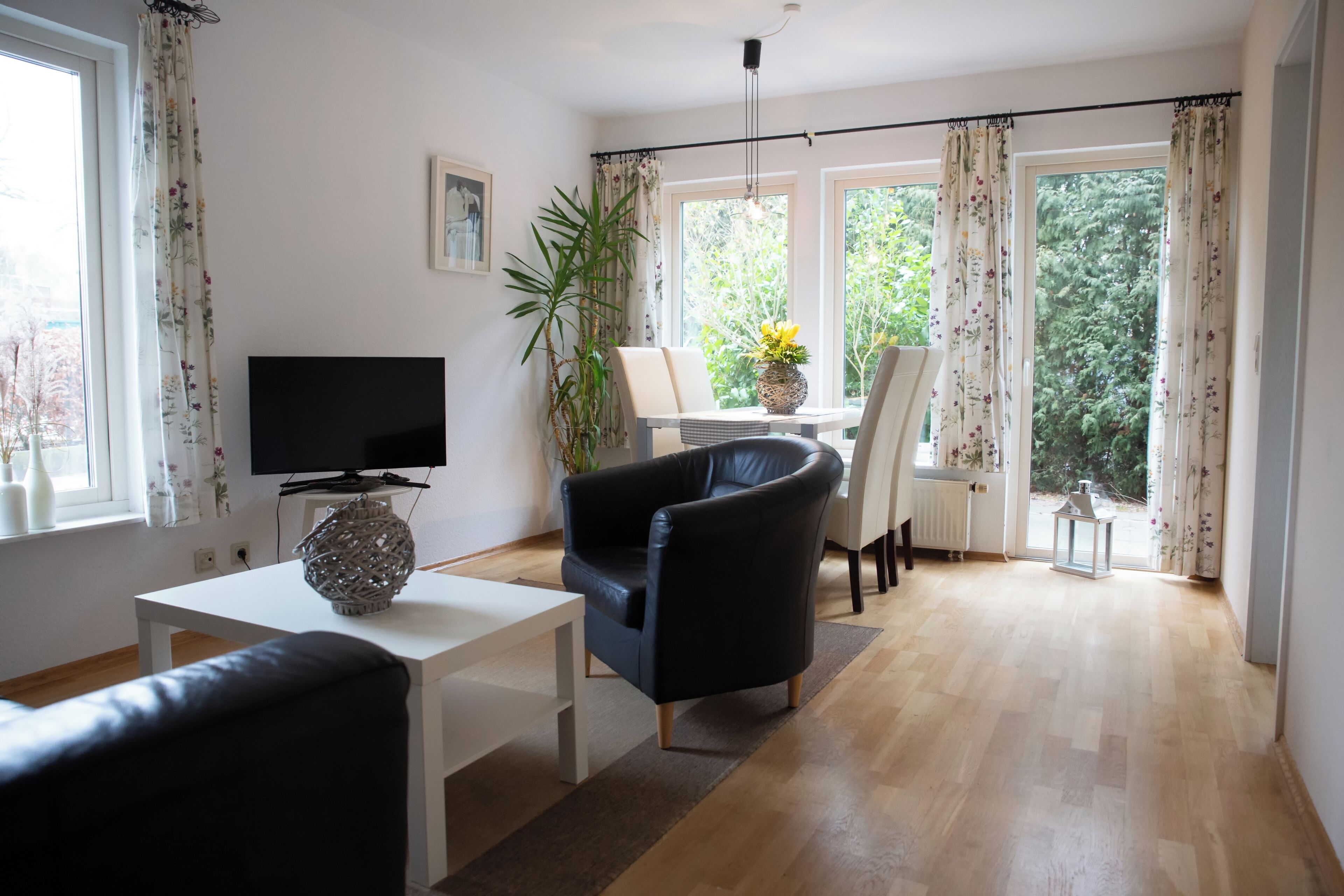 an den salzwiesen links, tarnewitzer straße 7e | living area | flat-screen tv