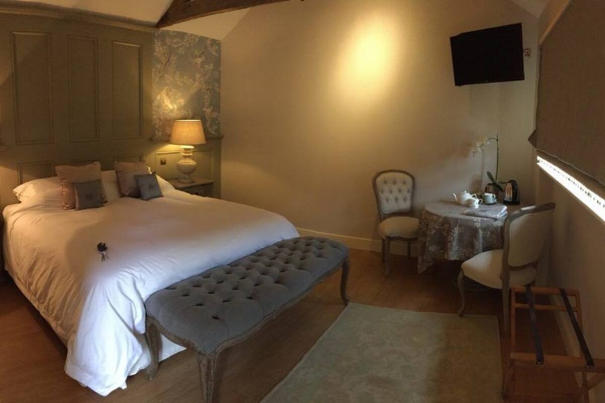 The Hare Room | Iron/ironing board (on request), WiFi (free), bed sheets