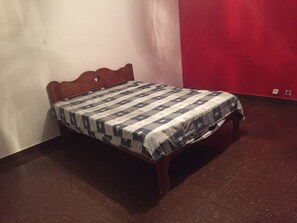 Doppelzimmer, Gemeinschaftsbad | Verdunkelungsvorhänge, WLAN, Bettwäsche