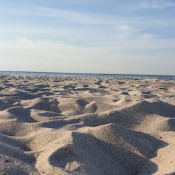 En la playa, yoga en la playa, vóleibol de playa
