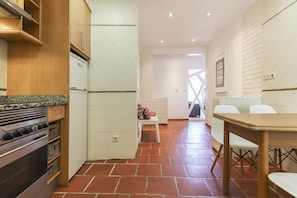 Apartment, 1 Bedroom, Kitchen | Private kitchen | Full-size fridge, microwave, oven, stovetop