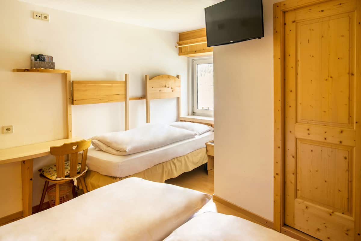 Habitación cuádruple estándar | Caja de seguridad en la habitación y escritorio