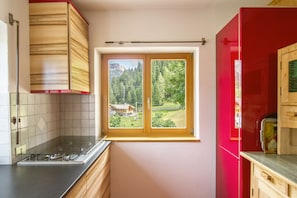 Kühlschrank, Mikrowelle, Wasserkocher mit Kaffee-/Teezubehör