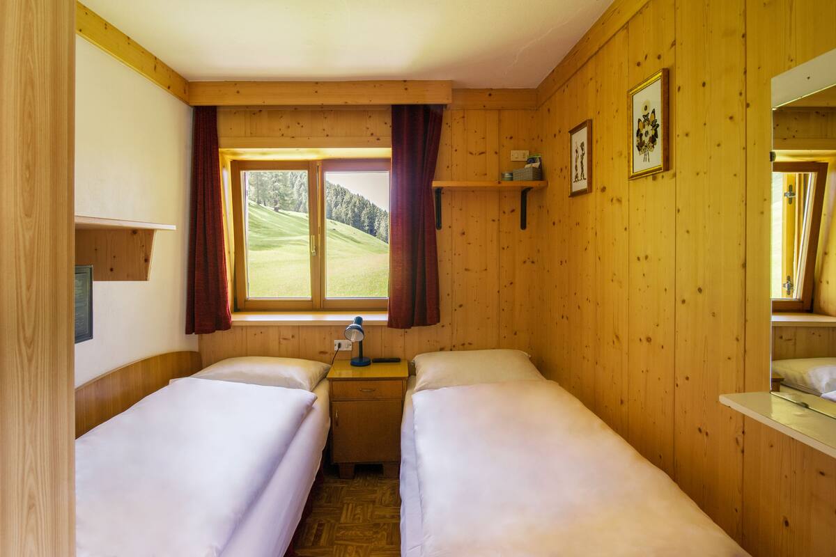 Classic Twin Room, Mountain View | In-room safe, desk, iron/ironing board (on request), bed sheets