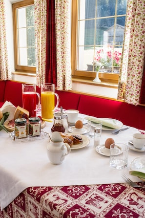Tägliches inbegriffenes kontinentales Frühstück