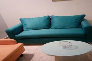 舒适开间 | 起居区 | 32-英寸纯平电视 （配备卫星频道）、电视