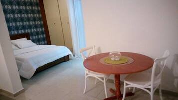 Comfort Studio | In-room dining