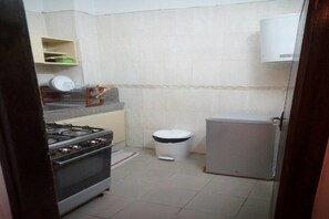 舒適開放式客房 | 私人小型廚房 | 電冰箱、微波爐、烤箱、爐台