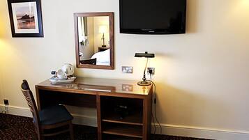 In-room safe, desk, iron/ironing board, bed sheets