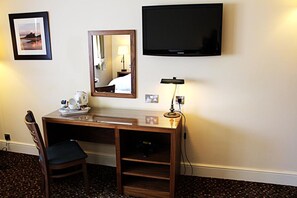 In-room safe, desk, iron/ironing board, bed sheets - The Hog's Head Inn - The Inn Collection Group (Alnwick)