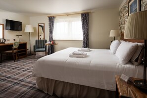 In-room safe, desk, iron/ironing board, bed sheets - The Hog's Head Inn - The Inn Collection Group (Alnwick)