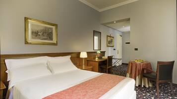 Copriletto in piuma, una scrivania, tende oscuranti, insonorizzazione