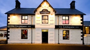 Un bâtiment à deux étages sur lequel on peut lire l’inscription : « The Lindisfarne Inn ».