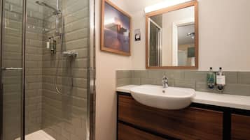 Shower, eco-friendly toiletries, towels