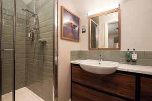 Shower, eco-friendly toiletries, towels - The Lindisfarne Inn - The Inn Collection Group (Berwick-upon-Tweed)