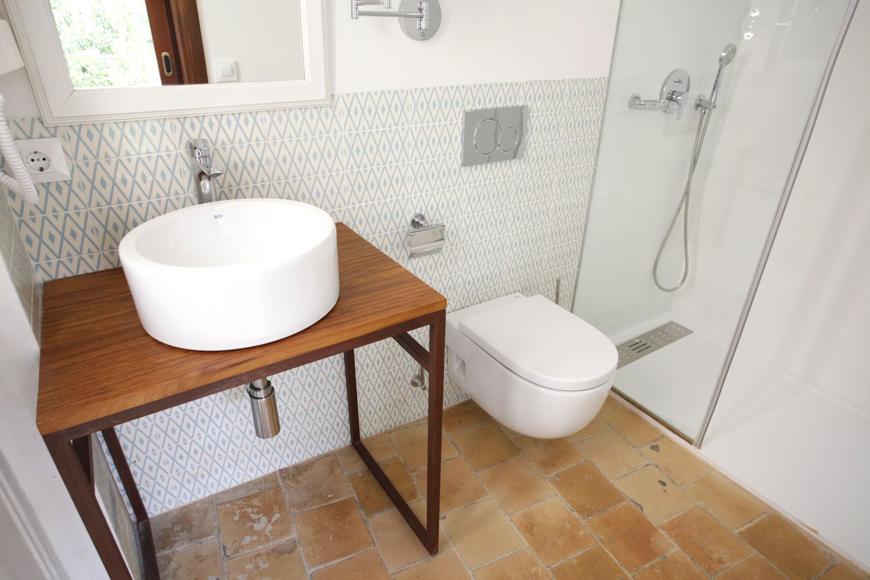 Ein Badezimmer mit Waschbecken, Toilette und Dusche.