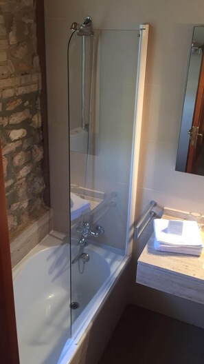 Double or Twin Room | Bathroom
