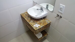 Tripla Standard | Bagno | Doccia, asciugamani, sapone, carta igienica