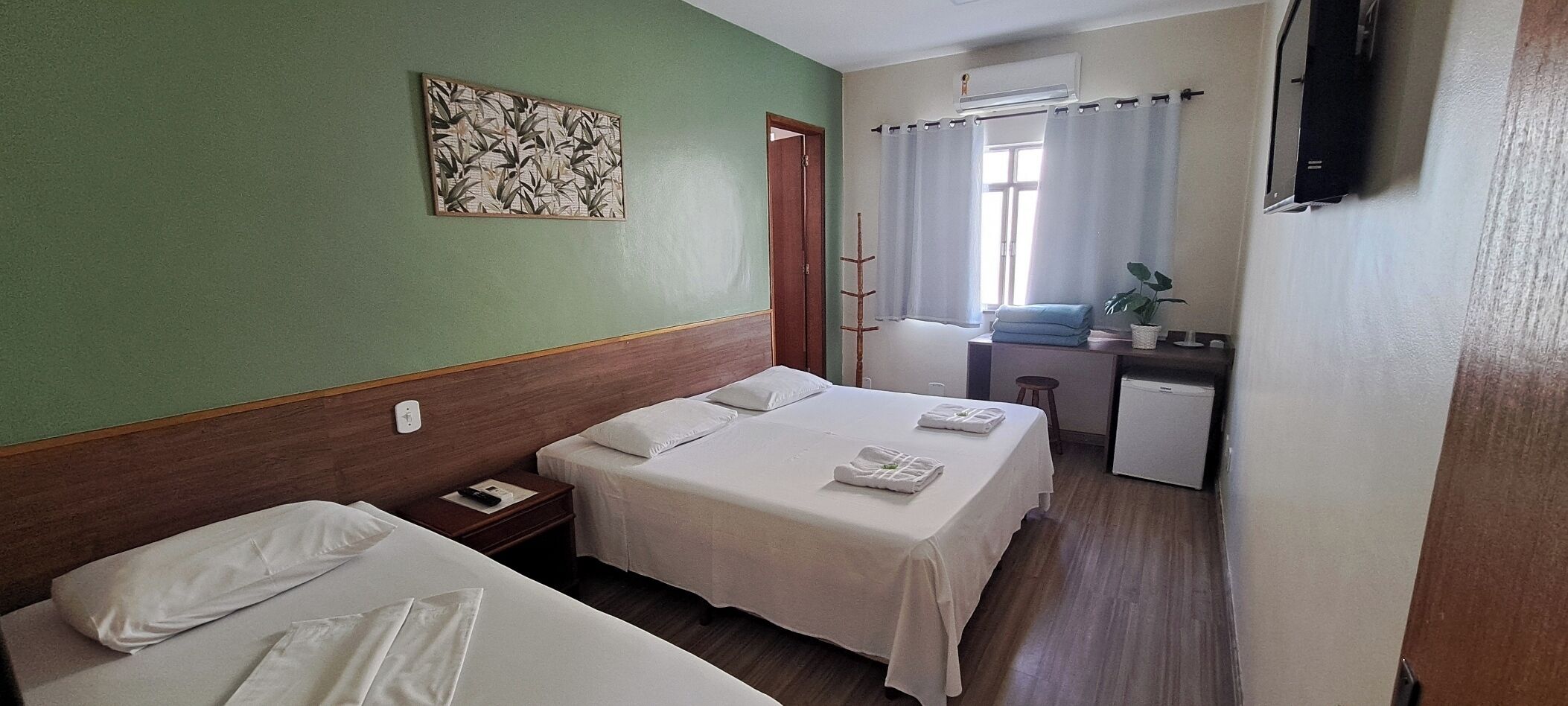 Habitación triple estándar | Minibar, escritorio, wifi gratis y ropa de cama