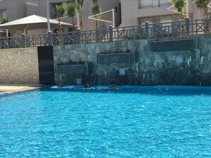 3 piscines extérieures