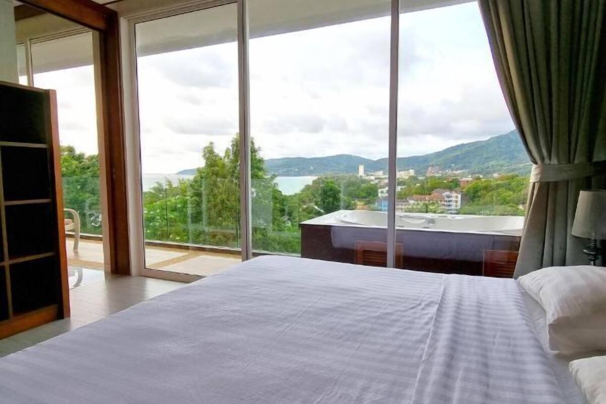 Minibar con artículos gratuitos, caja fuerte, cortinas opacas