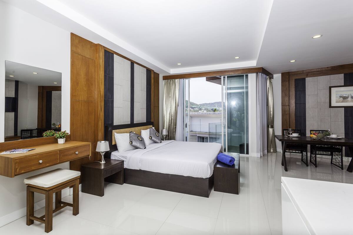 Minibar (free items), in-room safe, blackout drapes, soundproofing