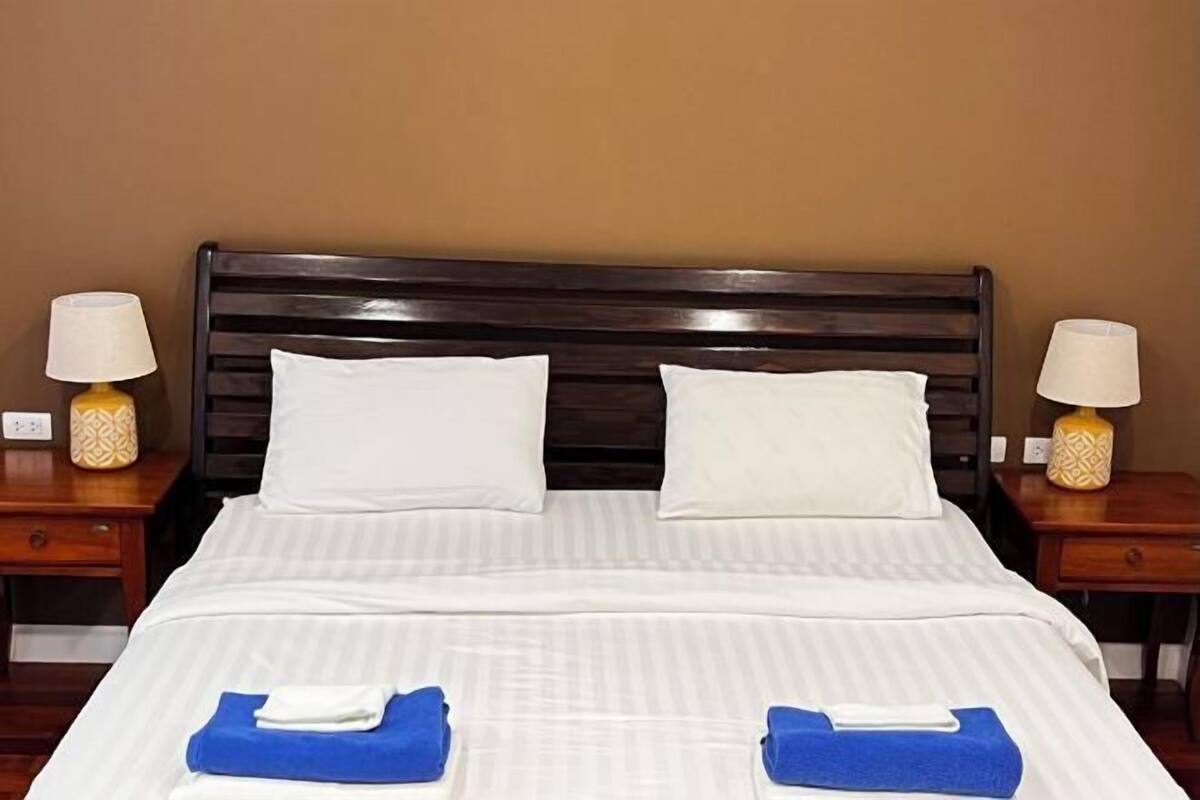 Minibar con artículos gratuitos, caja fuerte, cortinas opacas