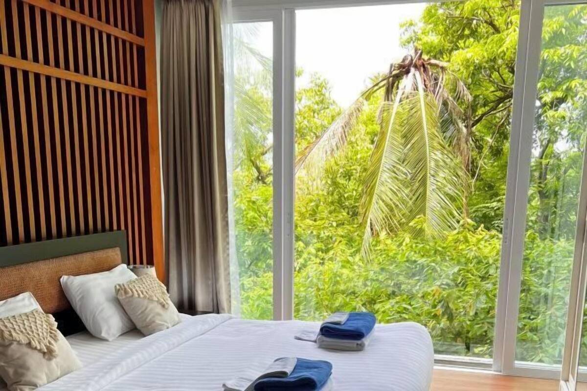 Minibar con artículos gratuitos, caja fuerte, cortinas opacas