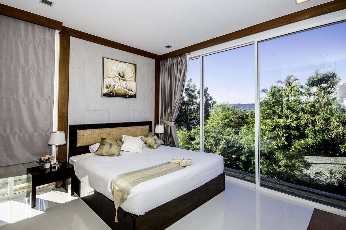 Minibar (free items), in-room safe, blackout drapes, soundproofing