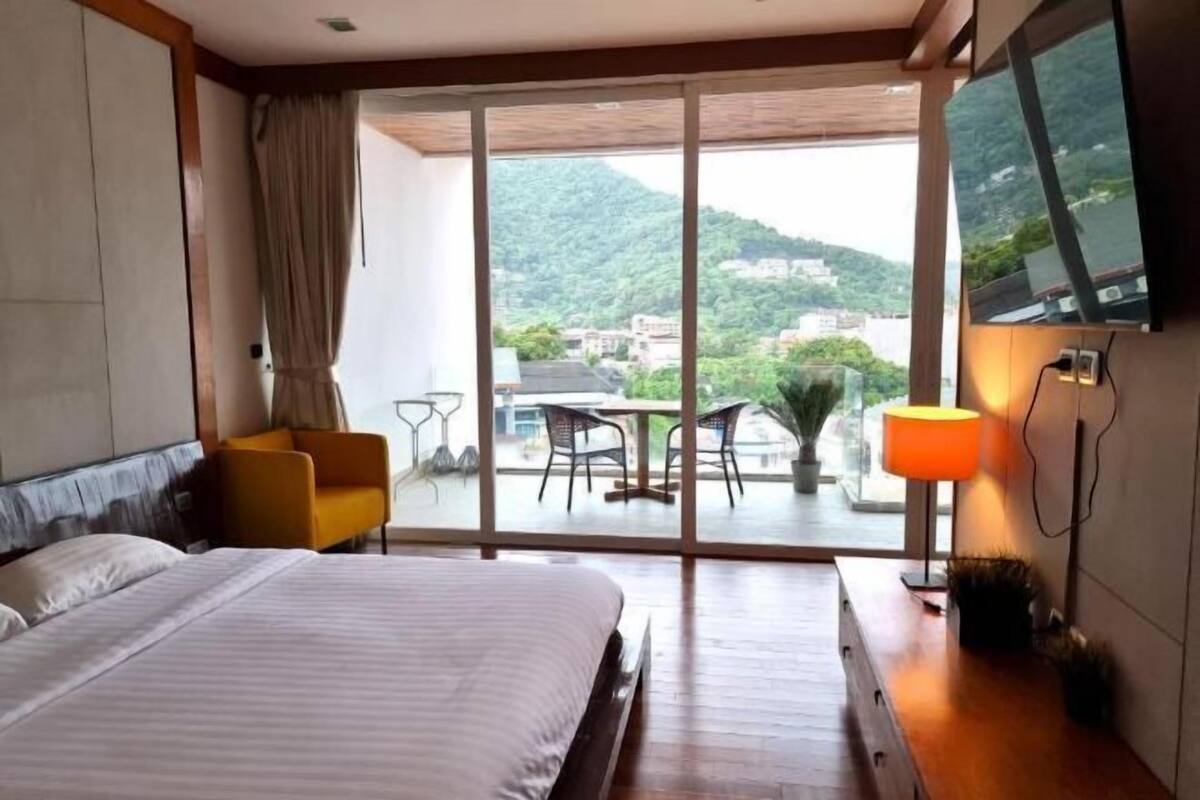 Minibar con artículos gratuitos, caja fuerte, cortinas opacas