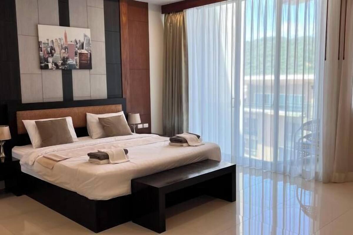 Minibar con artículos gratuitos, caja fuerte, cortinas opacas