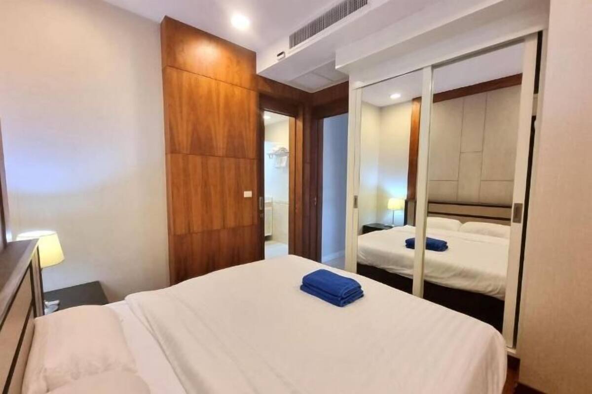 Minibar con artículos gratuitos, caja fuerte, cortinas opacas