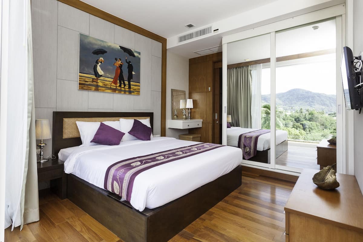 Apartamento luxo, 2 quartos, para não fumantes | Frigobar (abastecido com itens grátis), cofres nos quartos