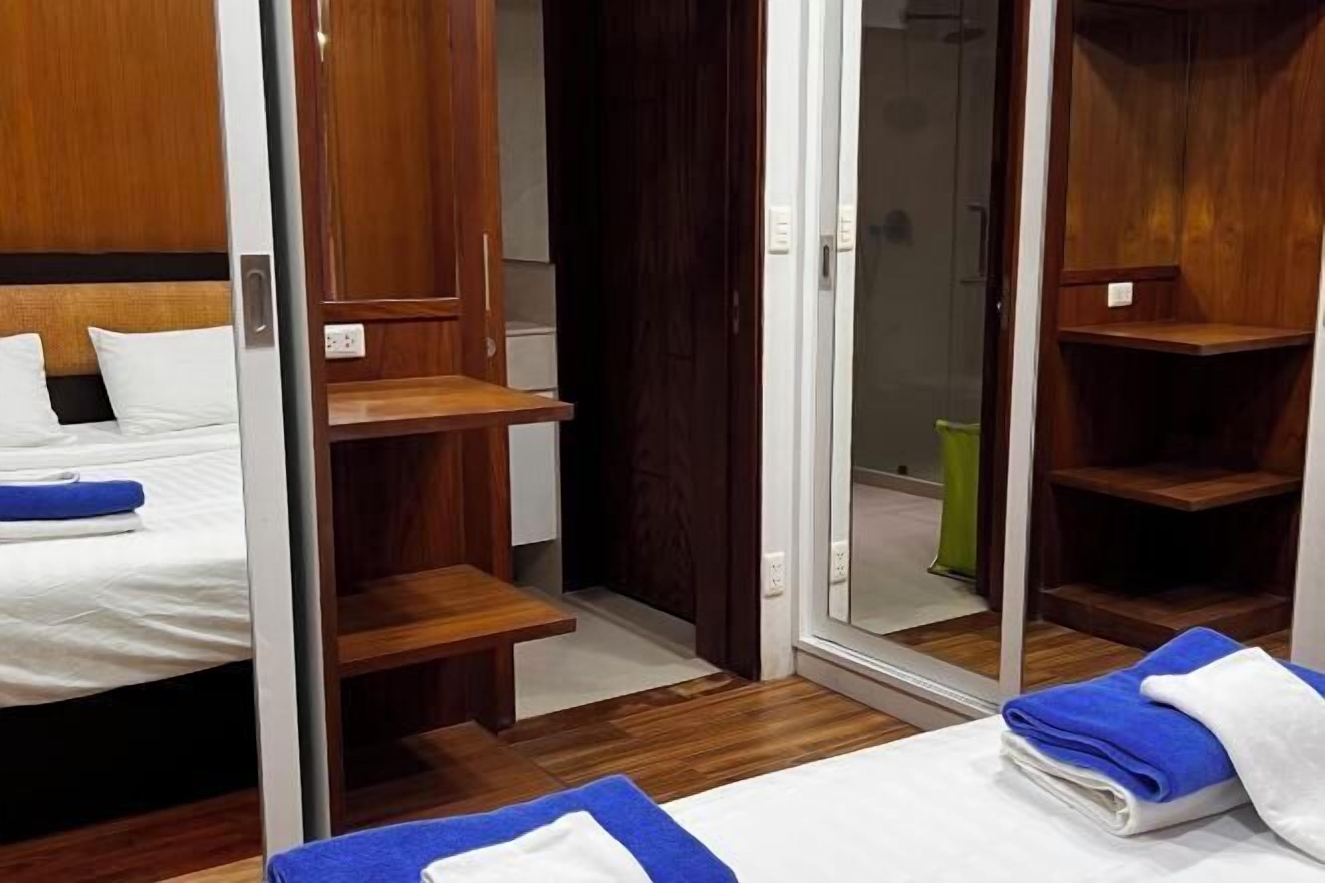 Kostenlose Minibar, Zimmersafe, Verdunkelungsvorhänge