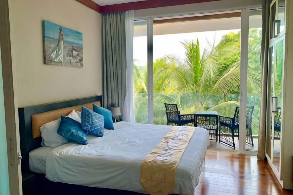 Free minibar, in-room safe, blackout drapes, soundproofing