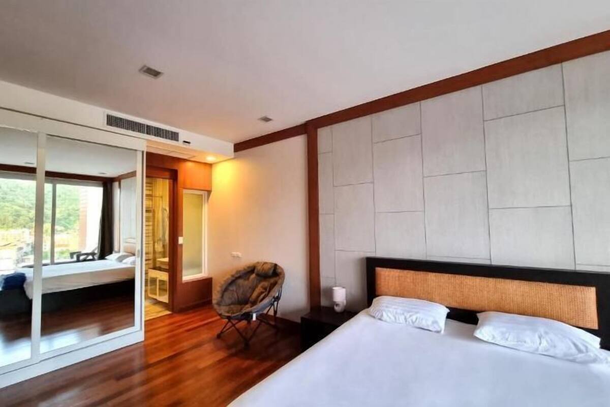 Minibar con artículos gratuitos, caja fuerte, cortinas opacas