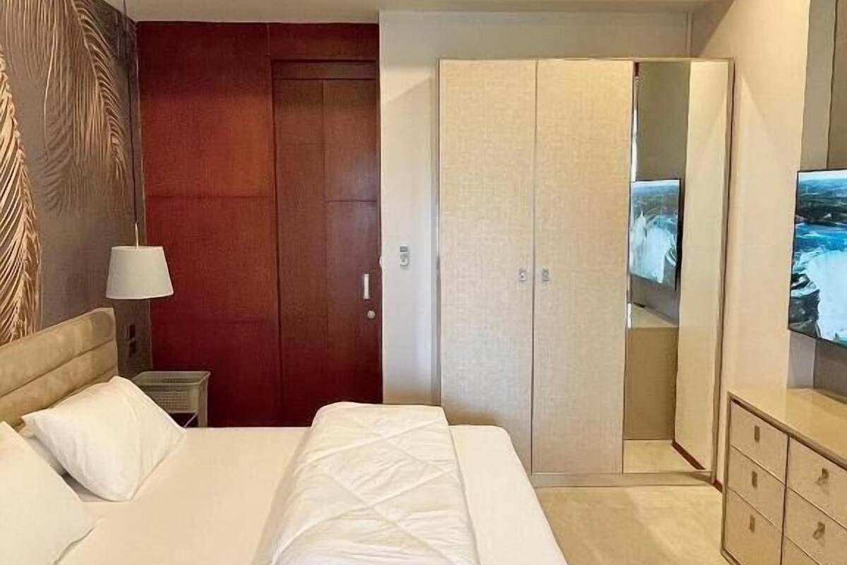 Minibar con artículos gratuitos, caja fuerte, cortinas opacas