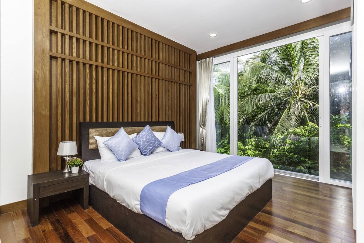 Minibar (free items), in-room safe, blackout drapes, soundproofing