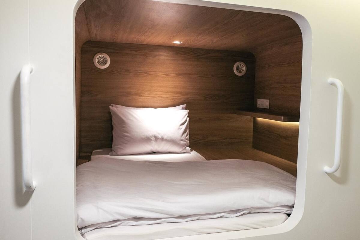 Een laptopwerkplek, verduisterende gordijnen, gratis wifi, beddengoed