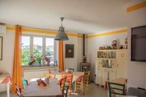 TĂ€gliches inbegriffenes einheimisches FrĂŒhstĂŒck