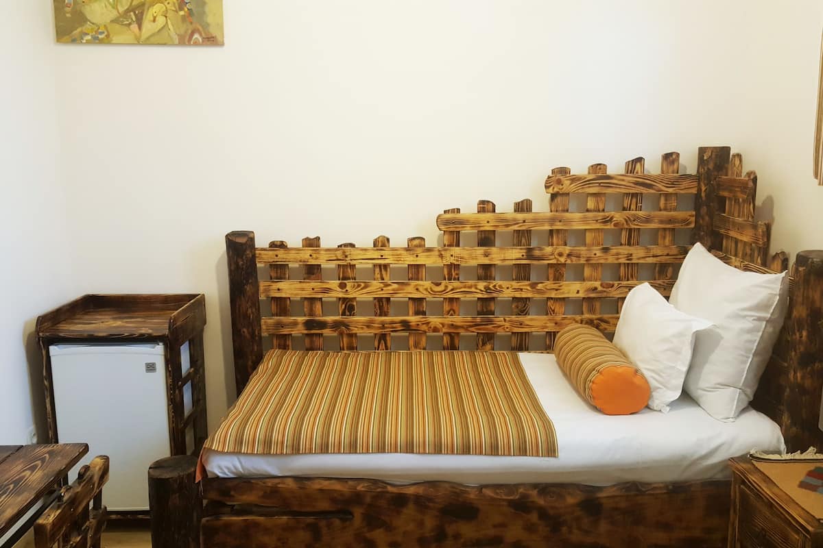 Comfort eenpersoonskamer | Pillowtop-bedden, een kluis op de kamer, individueel gedecoreerd