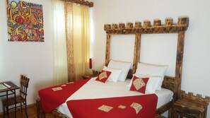 舒適雙人或雙床房 | 特厚豪華床墊、房內夾萬、獨特設計、書桌