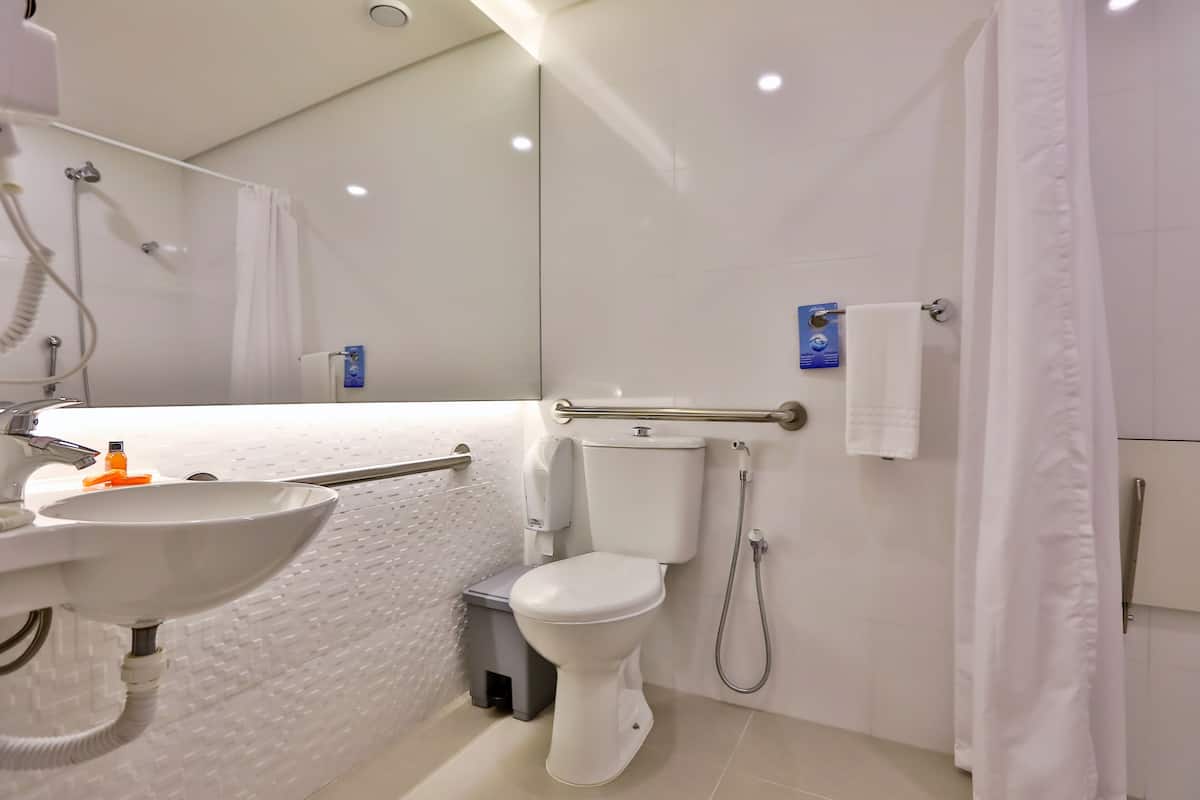 standard room, 1 queen bed, accessible | bathroom | shower, rainfall showerhead, free toiletries, hair dryer
