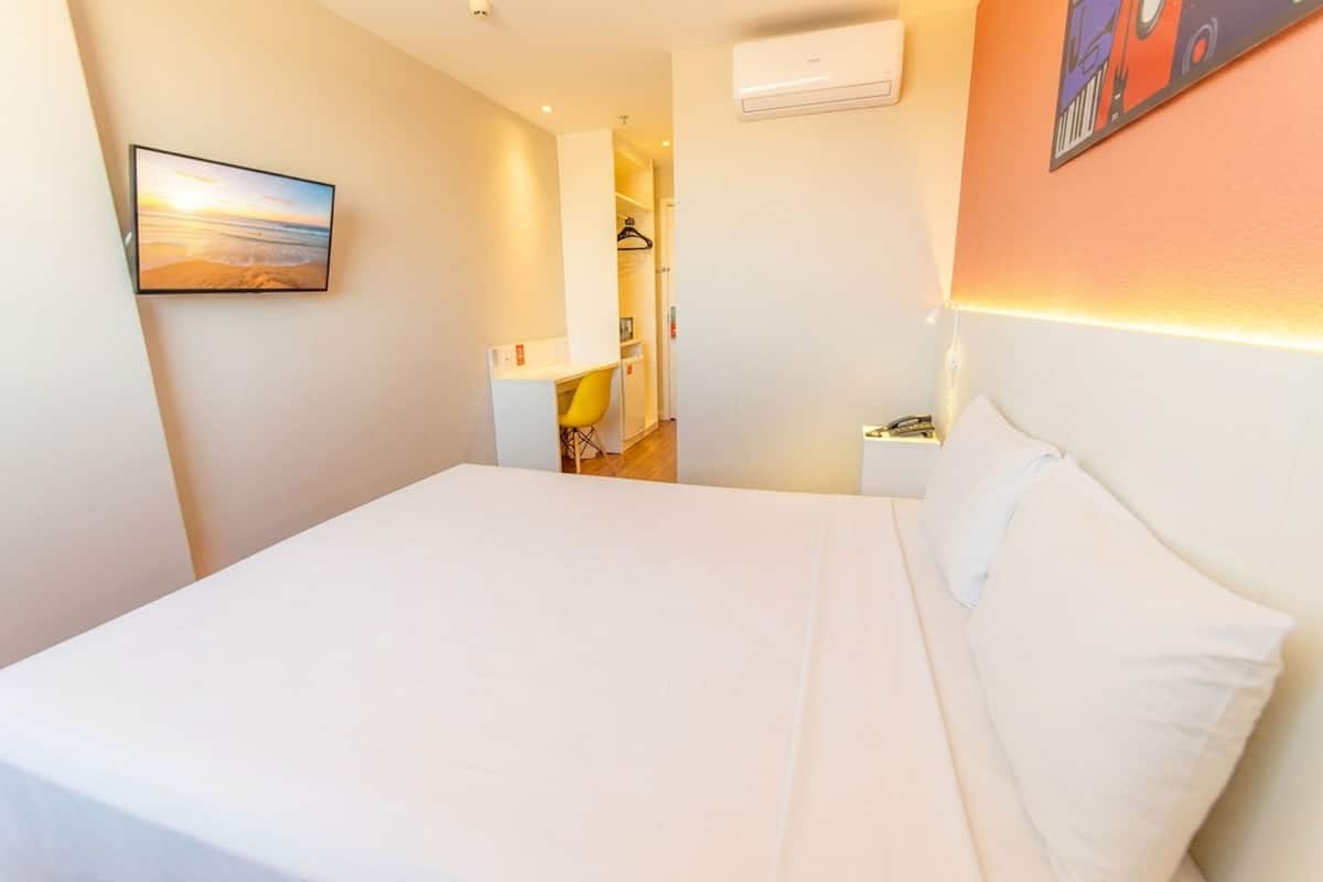 Standard Room, 1 Queen Bed | In-room safe, desk, laptop workspace, soundproofing